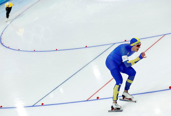 السويدي نيلز فان دير بول أثناء اللعب خلال التزلج السريع 5000 متر رجال