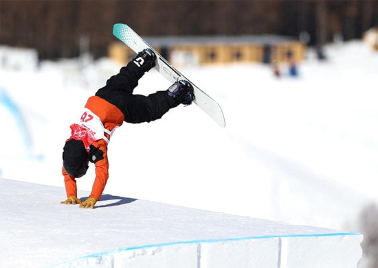 كالي يارفيليتو من فنلندا في منافسة خلال التزلج المنحدر للتزلج