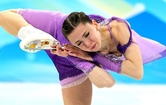 كاميلا فالييفا من اللجنة الأولمبية الروسية تشارك في البرنامج القصير للتزلج الفردي للسيدات