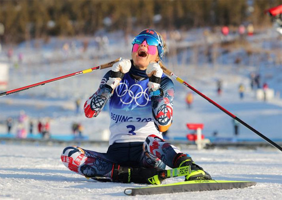 احتفلت النرويجية تيريز جوهوج بعد فوزها بالميدالية الذهبية في سباق سكياثلون للسيدات 7.5 كم