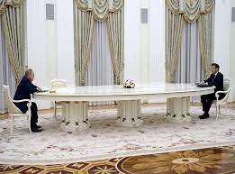 بوتين وماكرون خلال الاجتماع