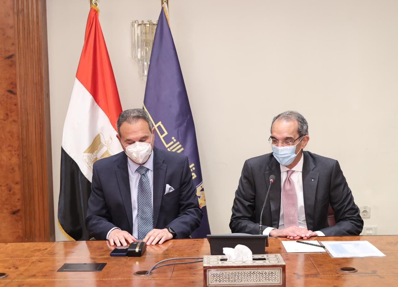 وزير الاتصالات ورئيس بنك مصر