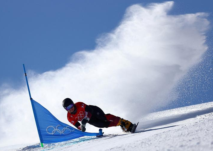 داريو كافيزيل من سويسرا يشارك في سباق التزلج