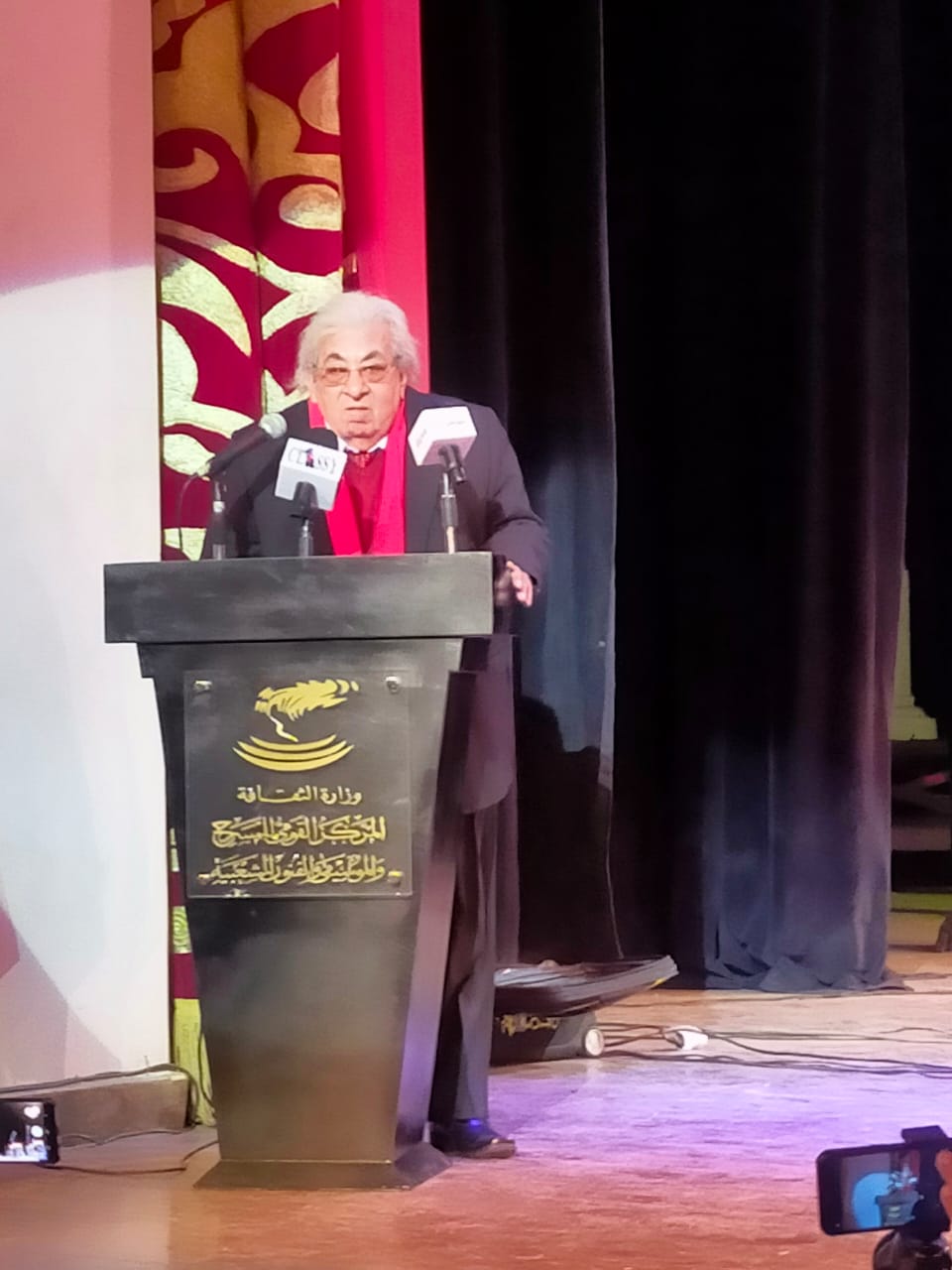 وزيرة الثقافة تكرم فاروق فلوكس علي المسرح القومي (12)