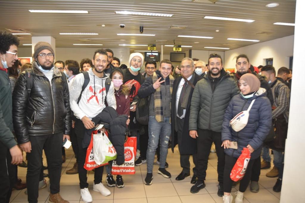 إقلاع رحلة ايركايرو إلى القاهرة وعلى متنها الطلبة المصريين المتواجدين فى رومانيا  (9)