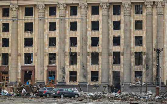 مبنى إداري متضرر في أعقاب قصف روسي