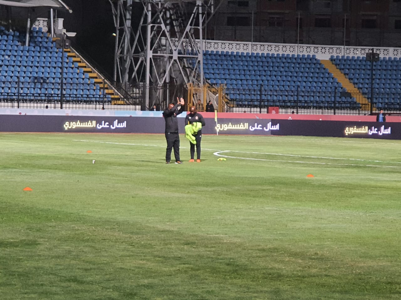 موسيماني يعاين ملعب مباراة فاركو (2)