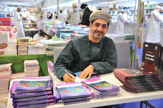 الدكتور حمد بن حمود الغافري فى معرض مسقط الدولى للكتاب 2022