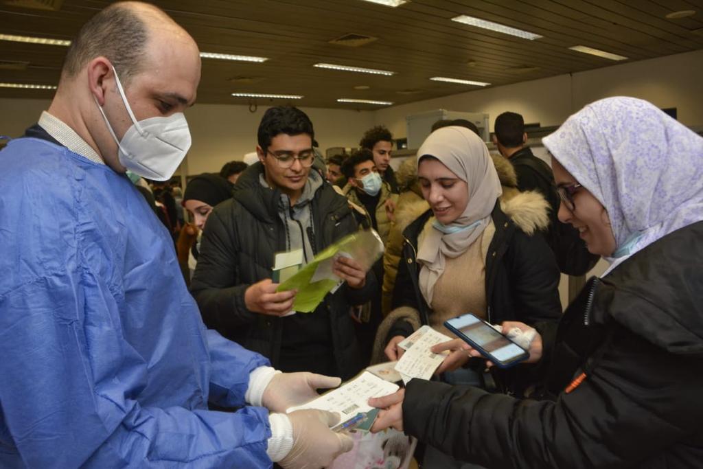 إقلاع رحلة ايركايرو إلى القاهرة وعلى متنها الطلبة المصريين المتواجدين فى رومانيا  (6)