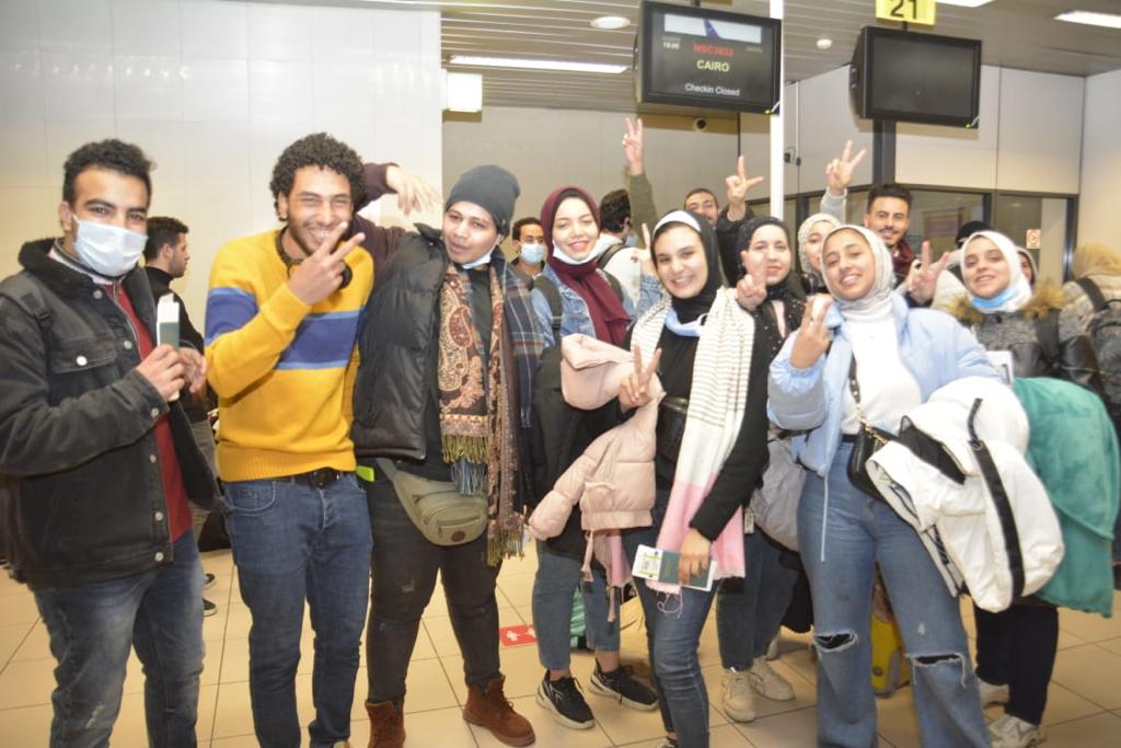 إقلاع رحلة ايركايرو إلى القاهرة وعلى متنها الطلبة المصريين المتواجدين فى رومانيا  (7)