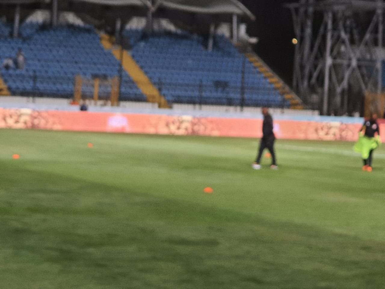 موسيماني يعاين ملعب مباراة فاركو (1)