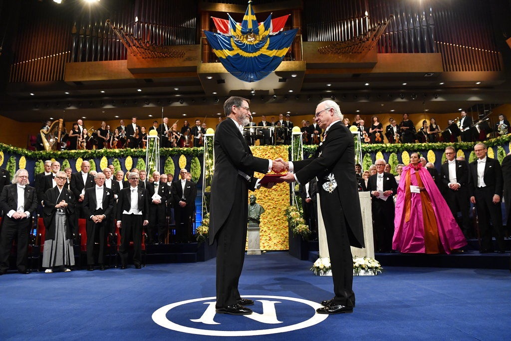 جوروج سميث خلال تسلمه جائزة نوبل فى الكيمياء 2018