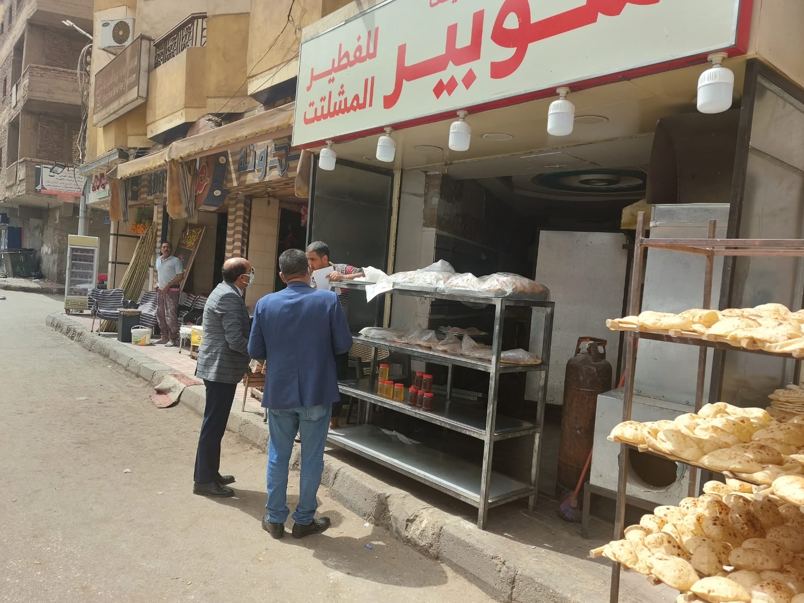 وكيل تموين الأقصر يتفقد المحلات والمخابز لمتابعة توافر السلع  (3)