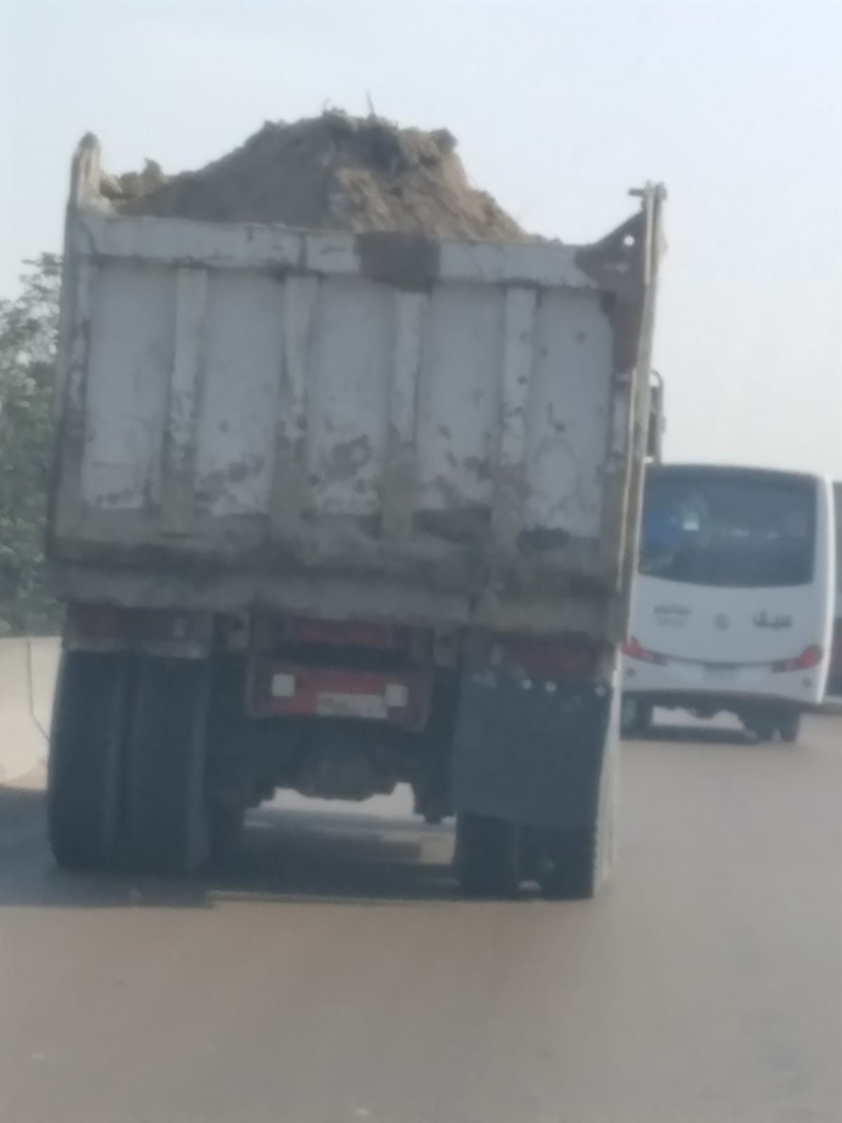 سيارة نقل تلقي مخلفات الأتربة  بالإسكندرية