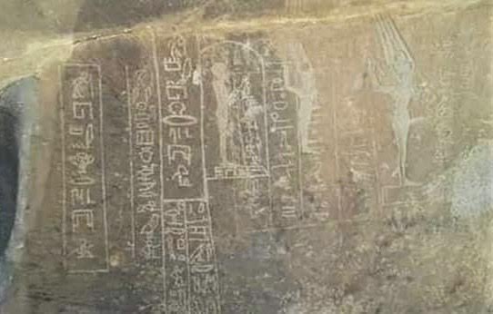 النقوش الفرعونية علي جانب الطريق