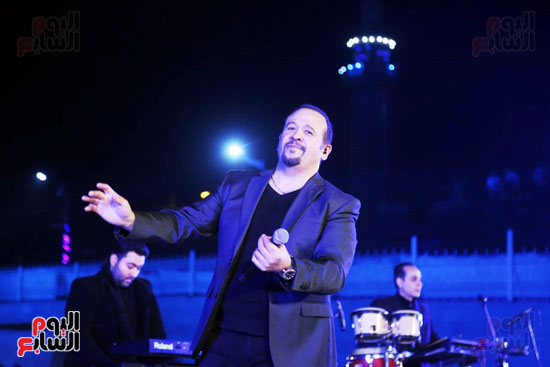 هشام عباس يغنى أشهر إغنيات جيل التسعينيات  (1)