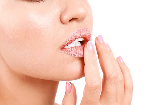 Natural recipes to treat chapped lips