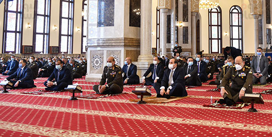 الرئيس السيسي يؤدى صلاة الجمعة بمسجد المشير بمناسبة 