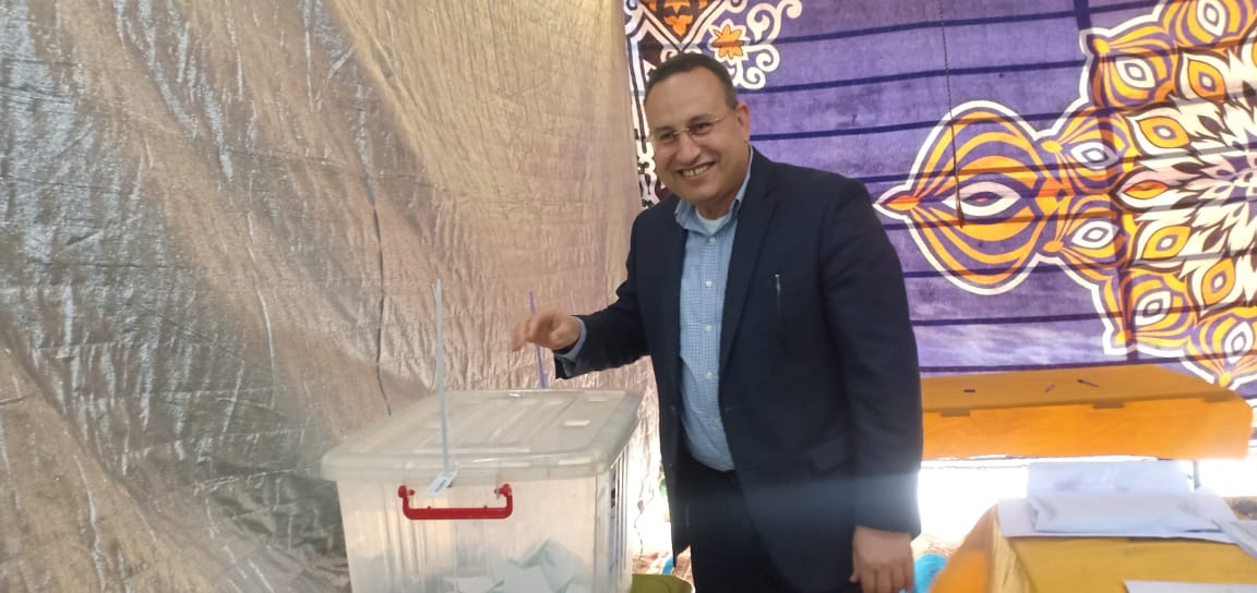 رئيس جامعة الإسكندرية يدلى بصوته فى انتخابات المهندسين