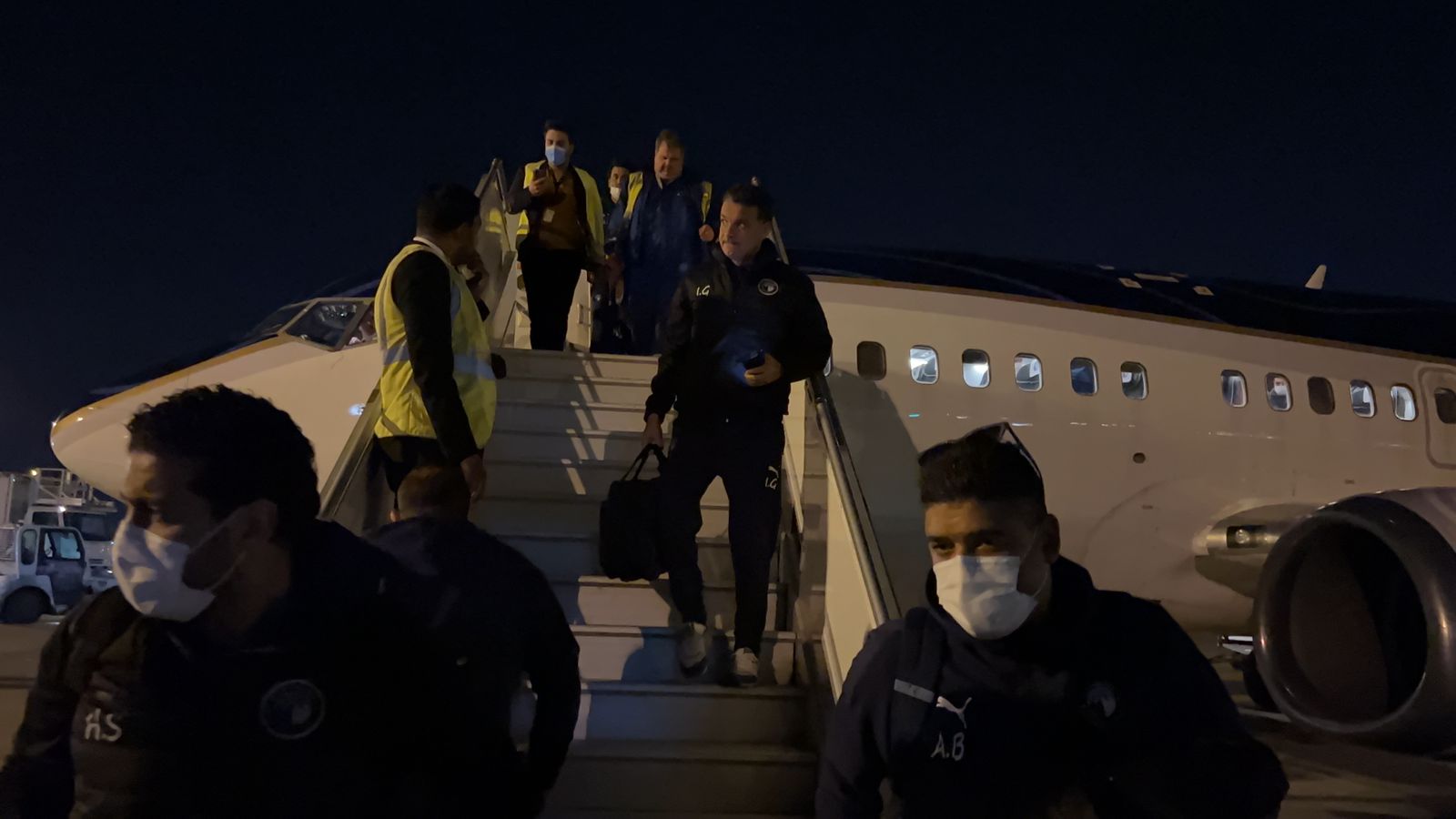 فريق بيراميدز يصل مطار قرطاج