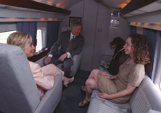 كلينتون مع عائلته داخل طائرة