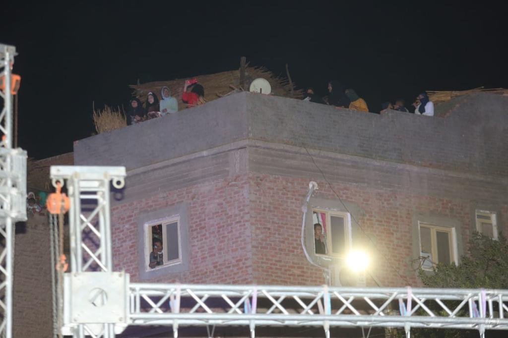 الأهالى يتابعون مهرجان أبيدوس من أسطح وشرفات المنازل  (1)