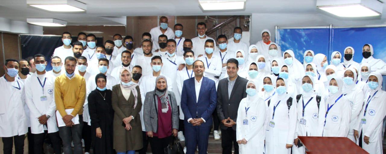 الدكتور عمرو عثمان مدير صندوق مكافحة الإدمان يتوسط طلاب كليات التمريض 