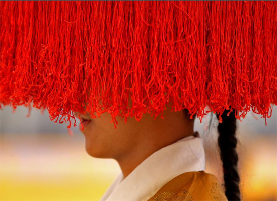 غطاء رأس تقليدي خلال مناسبة نظمت للاحتفال بالسنة التبتية الجديدة