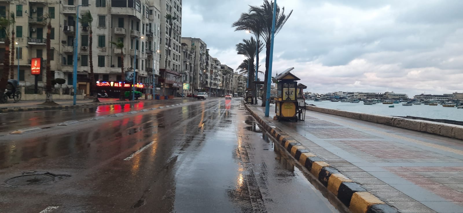 تصريف تراكمات مياه الأمطار بالإسكندرية (8)