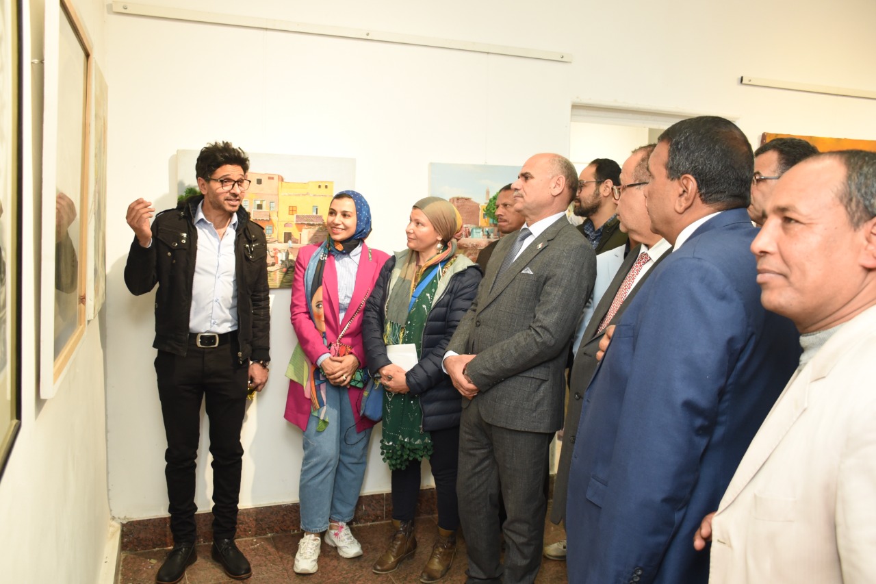 رئيس جامعة الأقصر يفتتح معرض الفن التشكيلي  (4)