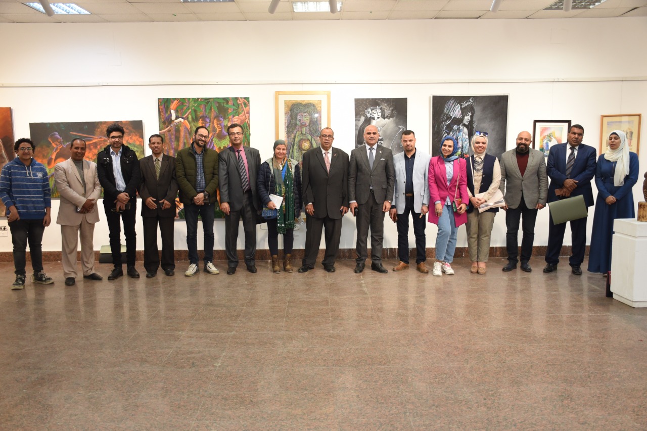 رئيس جامعة الأقصر يفتتح معرض الفن التشكيلي  (2)