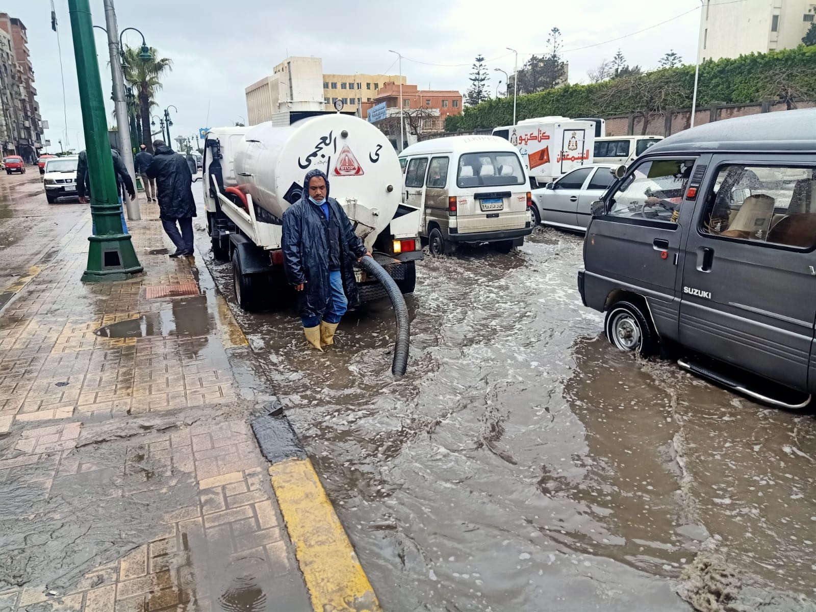 تصريف تراكمات مياه الأمطار بالإسكندرية (1)