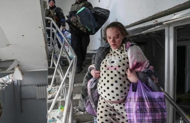 الحامل الاوكرانية اثناء هروبها من الستشفي بعد الضرب
