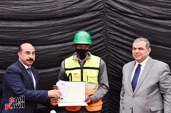 وزير القوى العاملة يختتم جولته فى أسوان بزيارة مشروع الطاقة الشمسية (11)