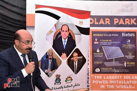 وزير القوى العاملة يختتم جولته فى أسوان بزيارة مشروع الطاقة الشمسية (8)