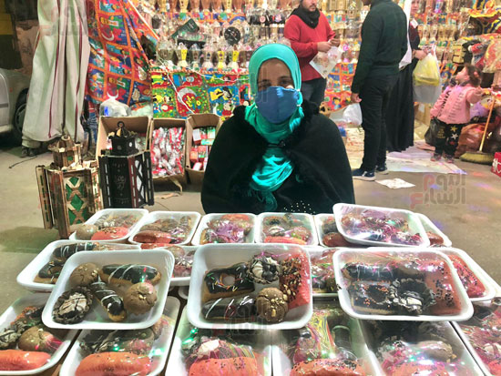 ولاء-أحمد-تكافح-ببيع-أطباق-الحلويات-في-شوارع-المنصورة
