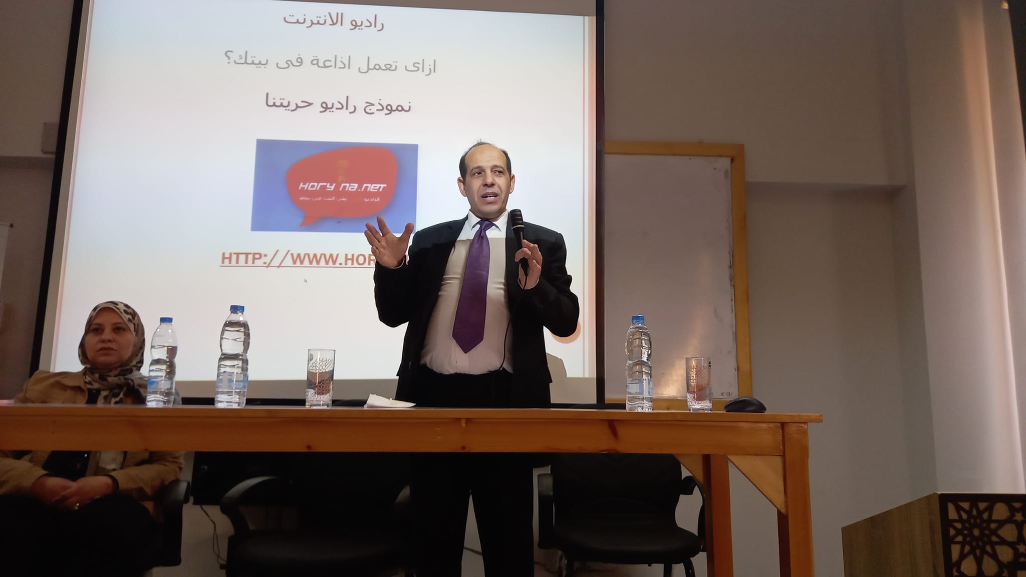 دكتور محمد ثروت يحاضر الطلاب