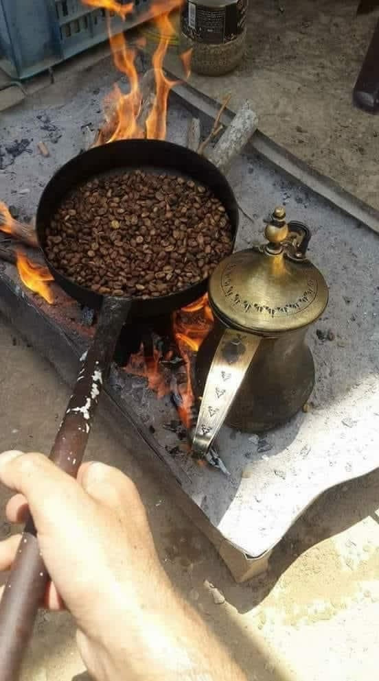 دلة قهوة وحبوب بن