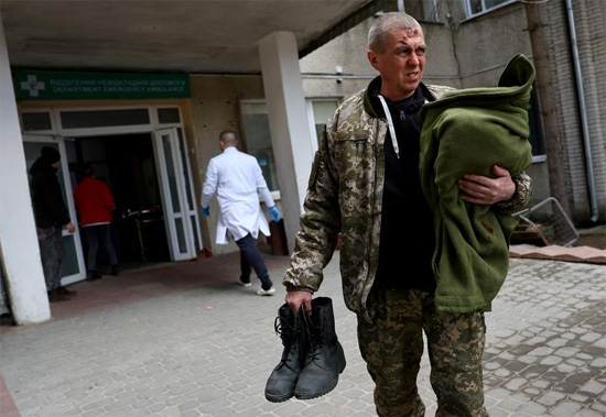 جندي يقف أمام مستشفى في أعقاب هجوم على قاعدة يافوريف العسكرية وسط الغزو الروسي لأوكرانيا