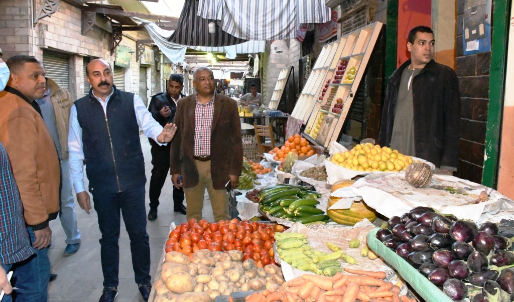 جولة محافظ أسوان على أسواق الخضروات والفاكهة