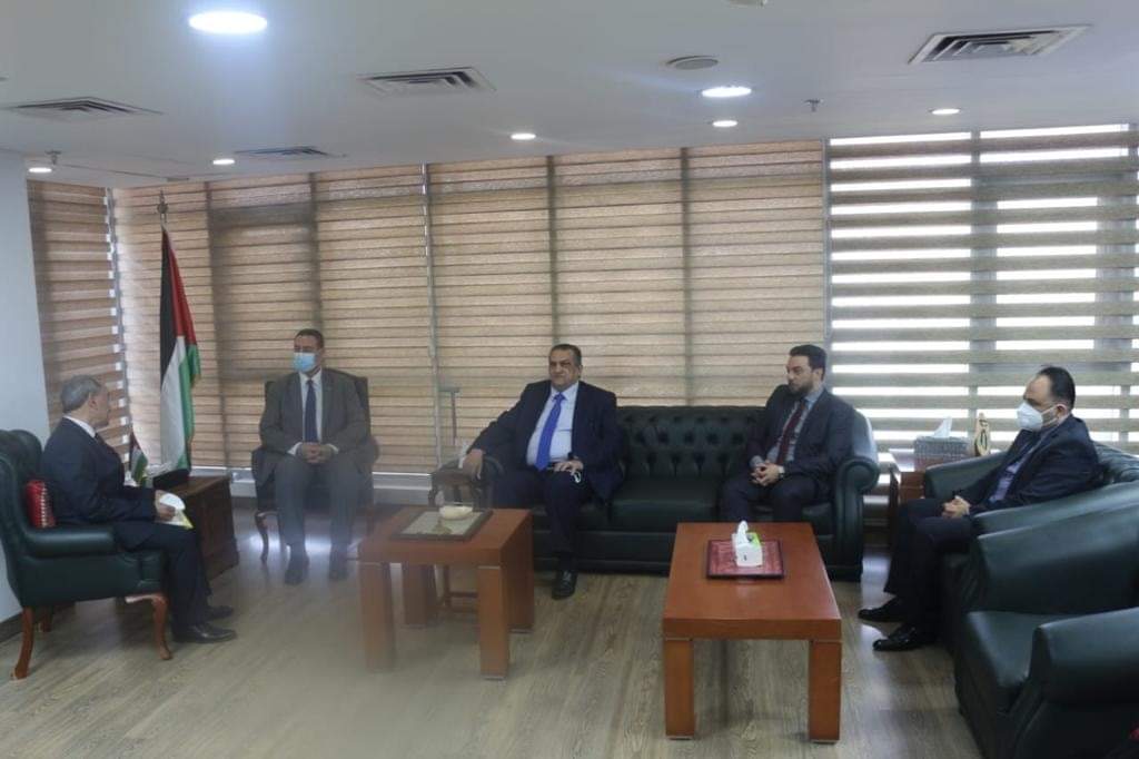 سفير فلسطين بالقاهرة يستقبل وفدًا من اتحاد المحامين العرب   (3)