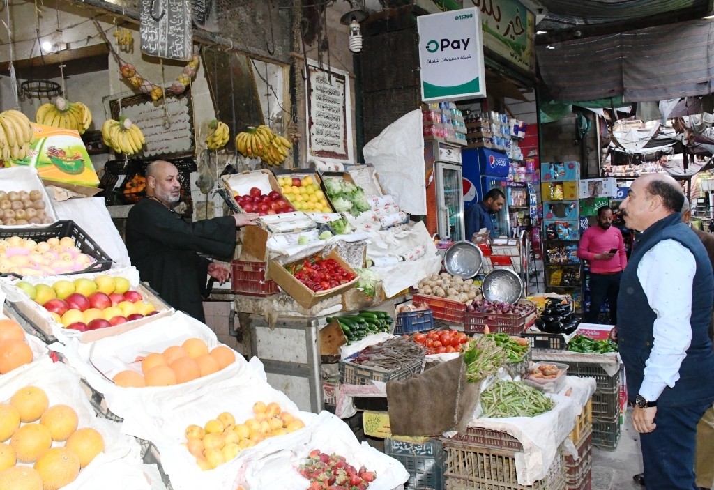 محافظ أسوان يتابع أسواق الخضروات والفاكهة