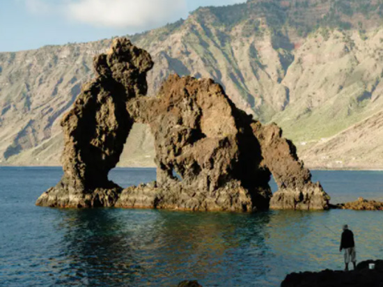 نصب تذكاري حجري في المحيط يقال إنه يشبه بشكل غامض شكل الجزيرة