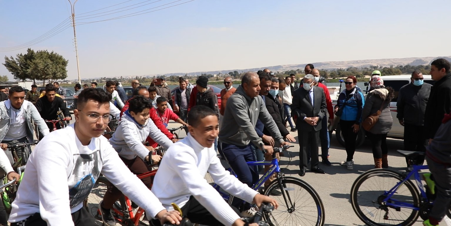 محافظ المنيا يطلق شارة البدء لماراثون الدراجات (3)