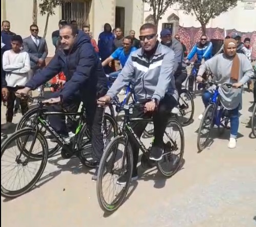 محافظ المنيا يطلق شارة البدء لماراثون الدراجات (6)