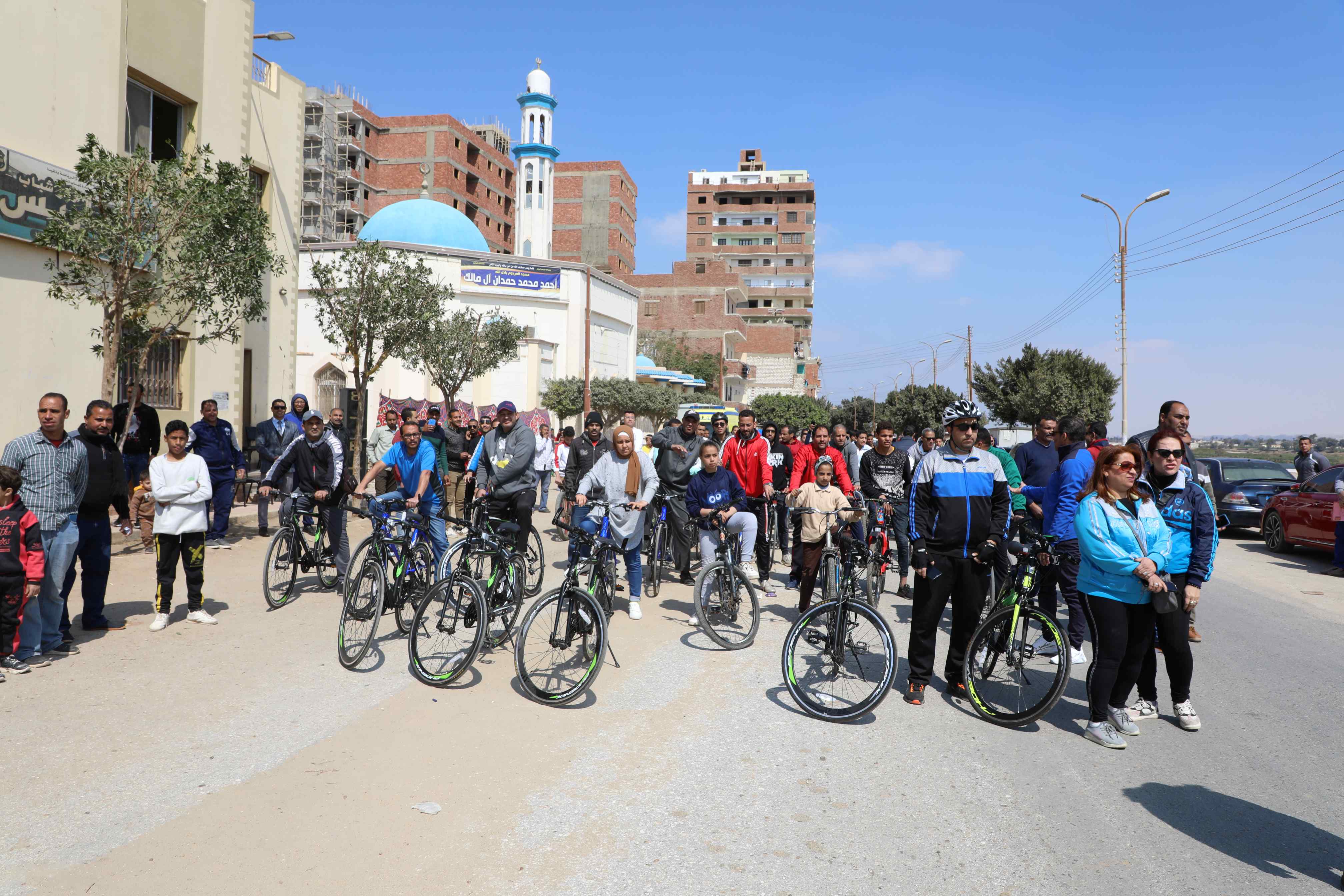 محافظ المنيا يطلق شارة البدء لماراثون الدراجات (7)