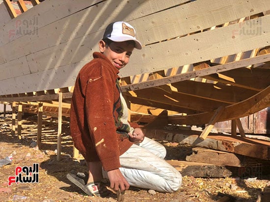 184278-طفل-بارع-في-صناعة-المراكب-الخشبية