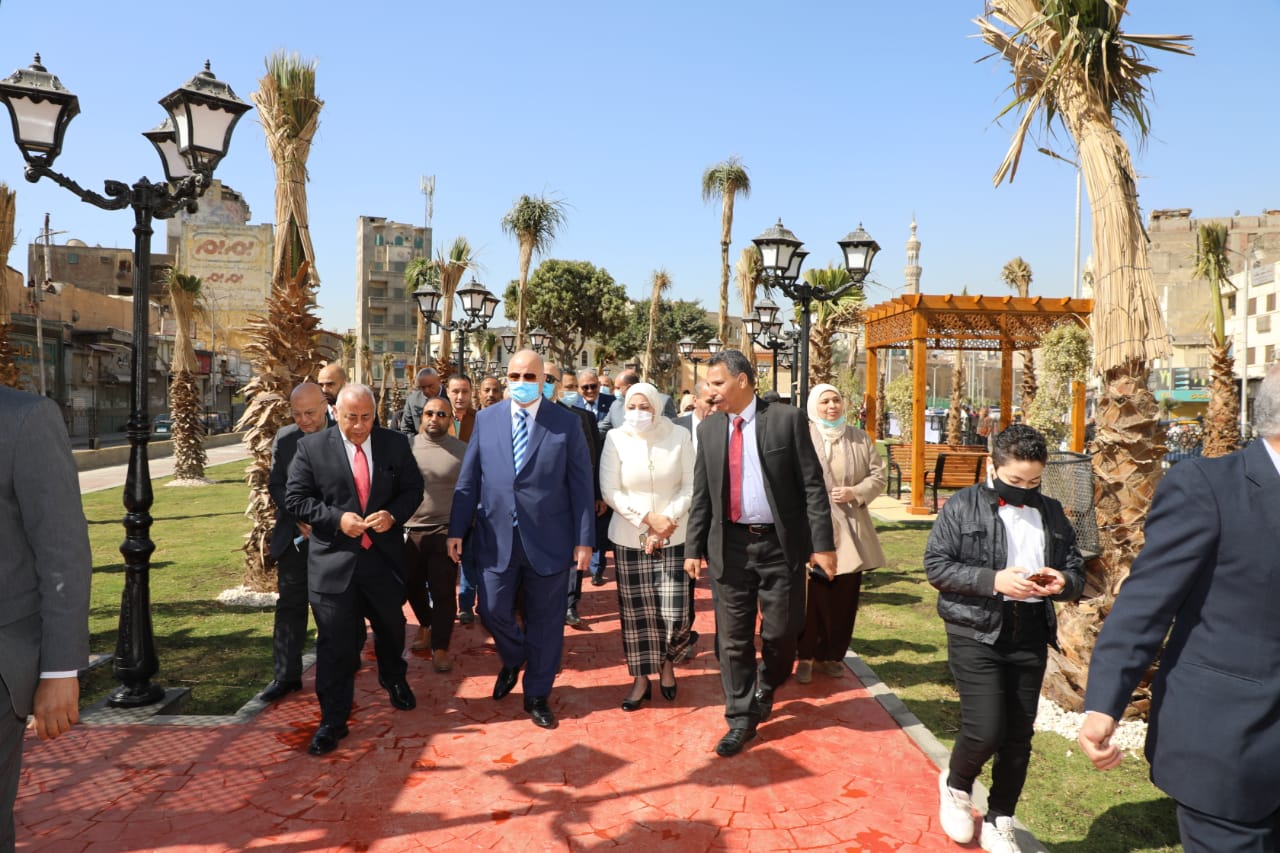 محافظ القاهرة يتفقد الحديقة الجديدة