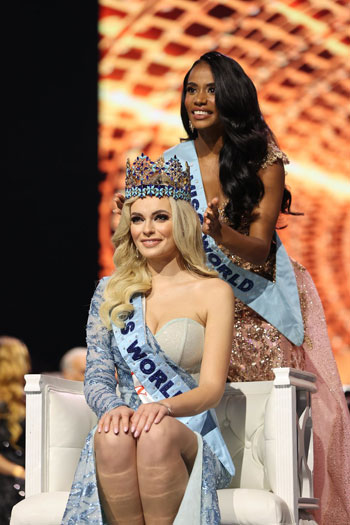 البولندية كارولينا بيلاوسكا تتزين بتاج ملكة جمال العالم 2021 (4)