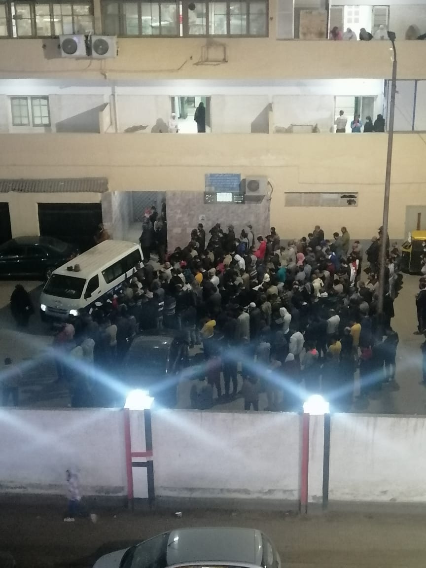 أداء صلاة الجنازة أمام مشرحة مستشفى كفر الشيخ العام